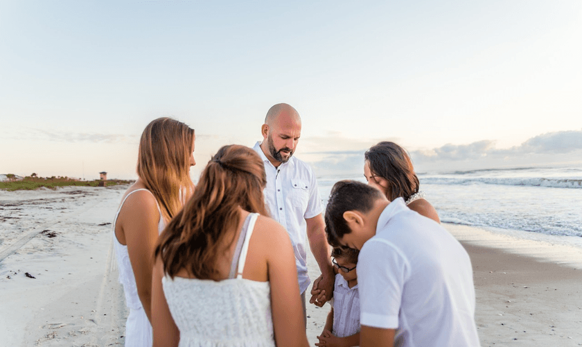 Com câncer de mama, Rebecca Howell raspou a cabeça em momento de oração com a família. (Foto: Jeannie Capellan Photography)