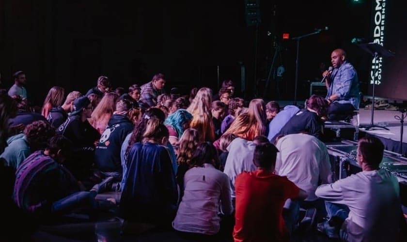Pastor Kemtal Glasgow fala com adolescentes durante a conferência Kingdom Youth. (Foto: Kingdom Youth Conference)