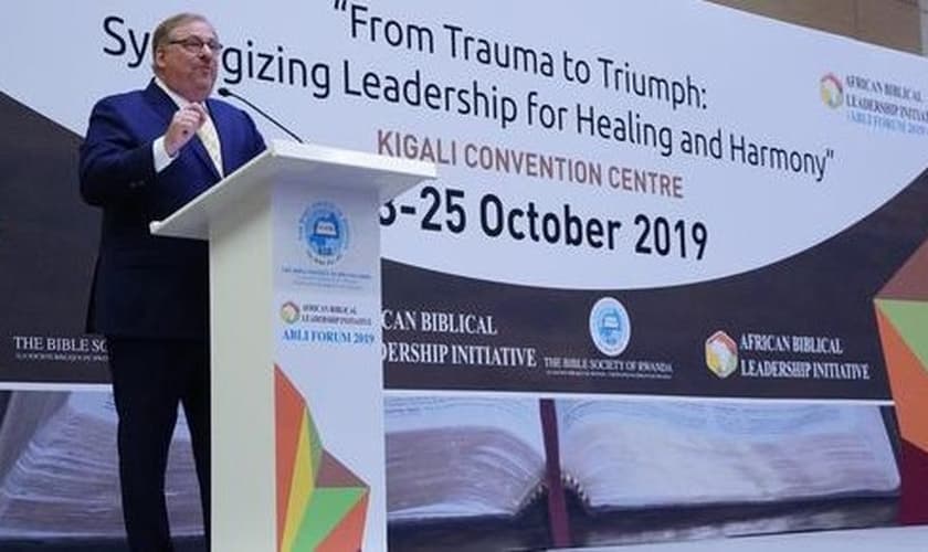 Rick Warren durante sua participação na Conferência da Iniciativa Africana de Liderança Bíblica (ABLI). (Foto: Reprodução/Premier)