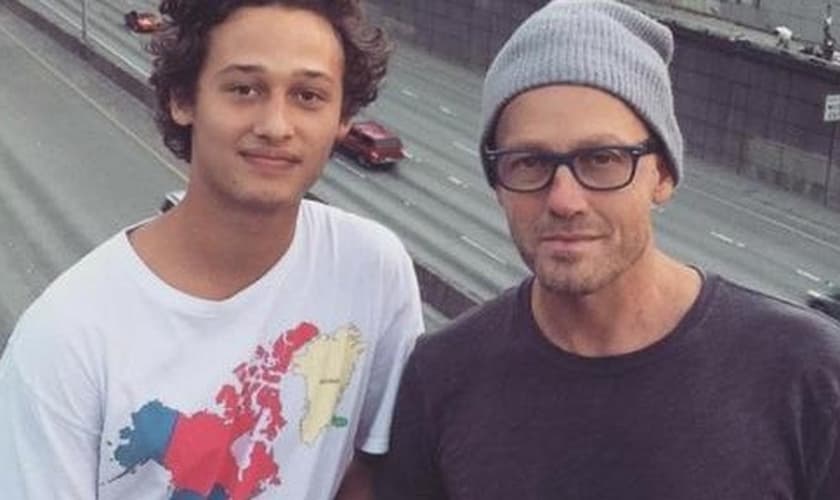 TobyMac e filho Truett. (Foto: Reprodução/Premier)