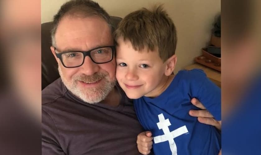 Jeff Younger (esquerda) e seu filho James. (Foto: Save James)