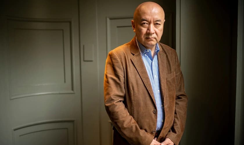 Dr. Enver Tohti, um ex-cirurgião da China que agora trabalha como motorista do Uber no Reino Unido, e diz ter participado de extrações de órgãos ordenadas pelo PCC. (Foto: Reprodução/Paul Grover)
