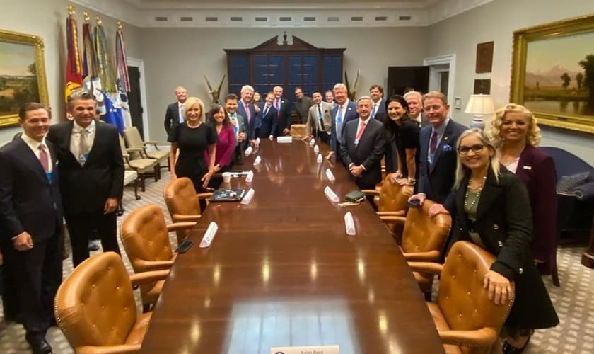 Pastores reunidos na sala Roosevelt, na Casa Branca. (Foto: Reprodução/Instagram)