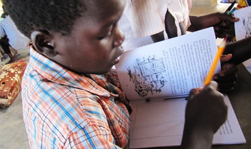 Kiho durante participação em sessão de cura do trauma. (Foto: Reprodução/Sociedade Bíblica Americana)