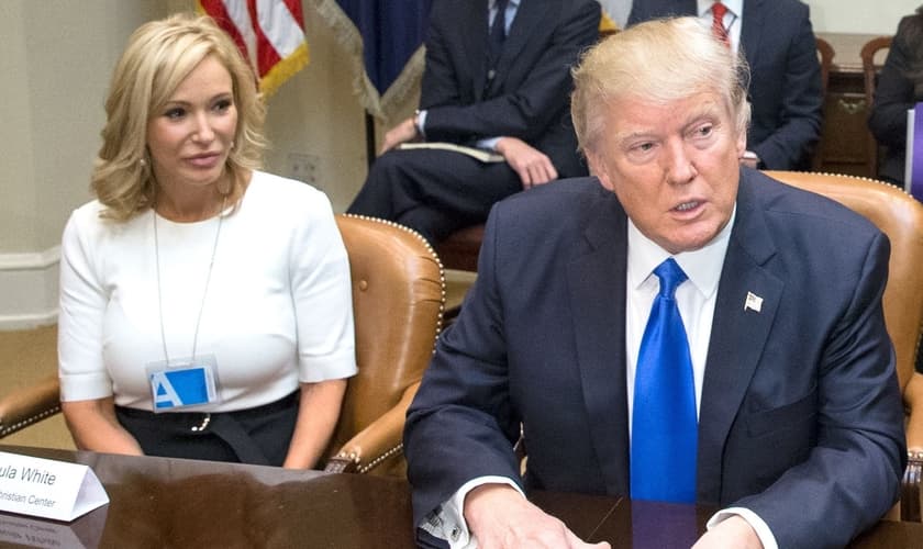 Paula White (esquerda) é uma famosa televangelista dos EUA e conselheira espiritual de Trump. (Foto: People)