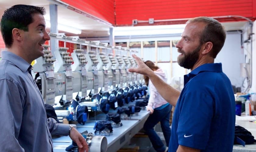 Blaine Adamson em sua estamparia, após vencer a causa movida por organização LGBT. (Foto: Reprodução/ Christian Headlines)