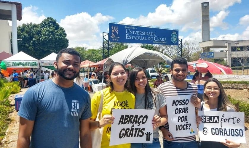 Os voluntários Matheus de Castro, Liliana Lima, Isabela Patrício, Marcos Vinicius e Vanessa Mendonça. (Foto: José Leomar/Sistema Verdes Mares)