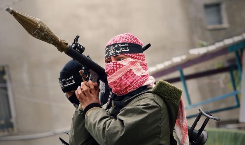 Terroristas do Hamas se armam para confronto contra Israel. (Foto: CBN News)