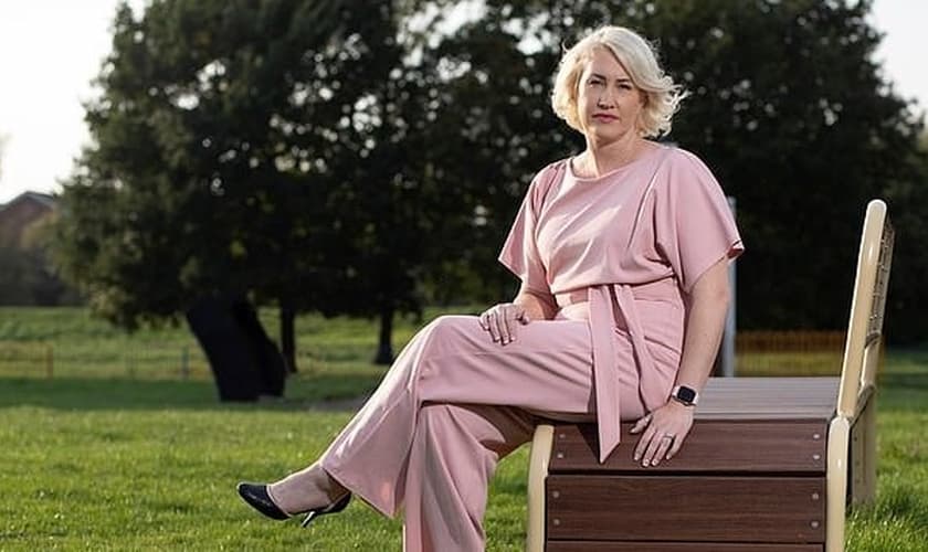 Lynsey McCarthy-Calvert, de 45 anos, foi forçada a deixar seu trabalho, após acusações de transfobia. (Foto: Daily Mail)
