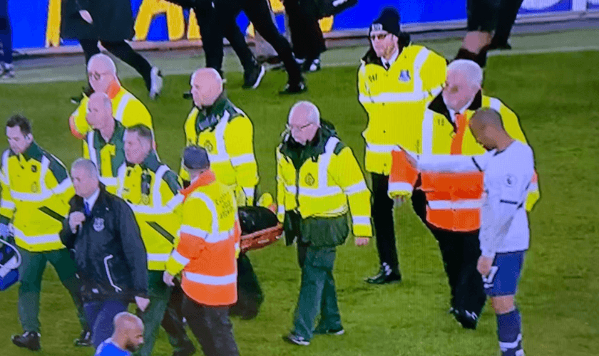 Imagem registra momento em que o meia brasileiro Lucas Moura ora por oponente. (Foto: Reprodução/Twitter)