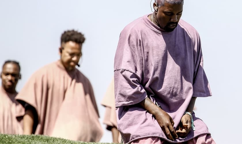 Kanye West se ajoelha durante 'Jesus Walks' no show 'Sunday Service' no Coachella, na Califórnia. (Foto: Rich Fury/AFP)