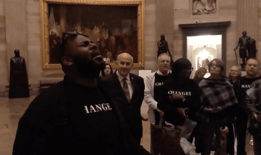 Edward Byrd canta um hino cristão no Capitólio. (Foto: Reprodução/Facebook)