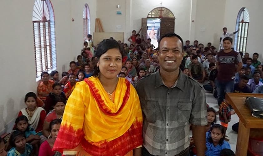 O pastor Roy e sua esposa, Swopna, com sua próspera congregação no prédio da igreja fornecido por Barnabas. (Foto: Reprodução/Barnabas Fund)