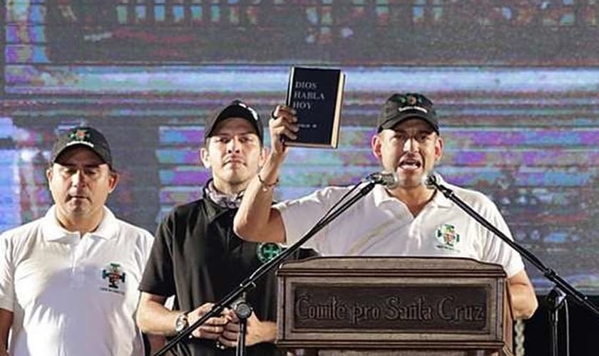 Luis Fernando Camacho segura Bíblia durante discurso na Bolívia. (Foto: GGN)