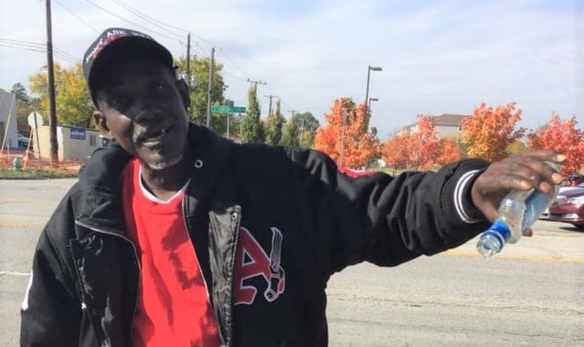 Eugene joga bebida fora após ser ministrado sobre Jesus. (Foto: Reprodução/ Bryan Schrank)