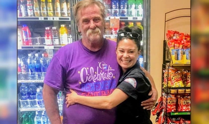 Jeanah Nomelli e Will Levens se encontram em um posto de gasolina. (Foto: Reprodução/Jeanah Nomelli)