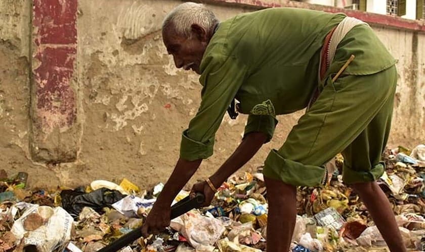 Muitos cristãos no Paquistão são trabalhadores de saneamento, como mostra esta imagem, usada para fins ilustrativos. (Foto: Reprodução/Barnabas Fund)