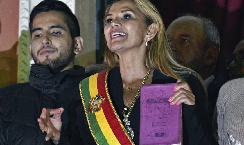Jeanine Áñez discursa da sacada do Palácio Quemado após assumir a presidência interina da Bolívia. (Foto: Aizar Raldes/AFP)