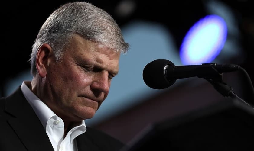 O pastor Franklin Graham, em oração. (Foto: Justin Sullivan/Getty)