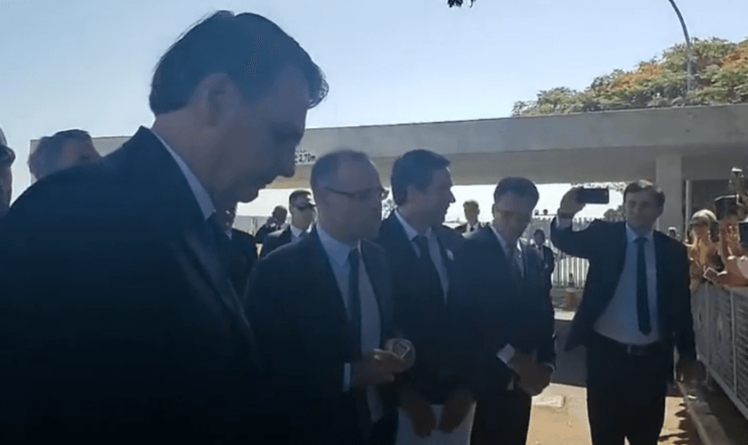 Momento da oração, feita por André Mendonça na porta do Alvorada. (Foto: Reprodução/Facebook)