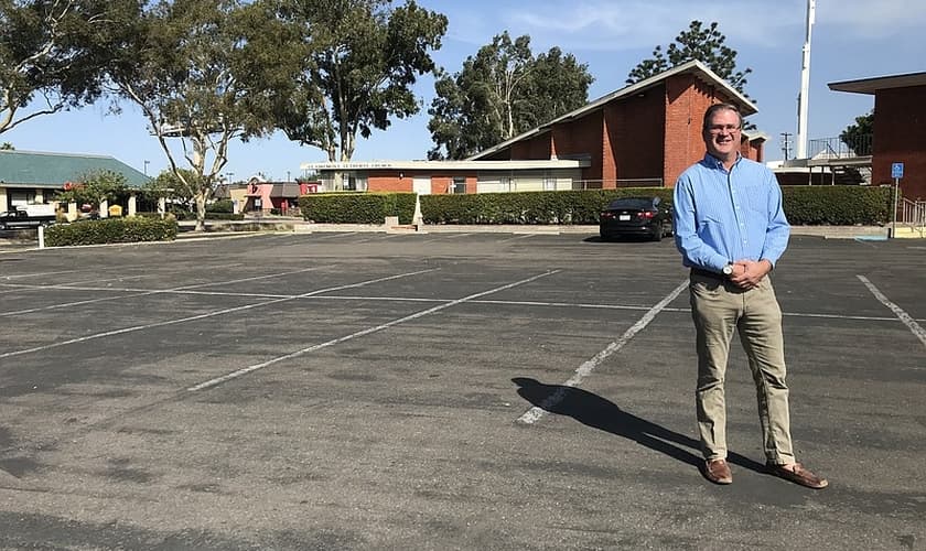 Pastor Jonathan Doolittle, da Igreja Luterana de Clairemont, no estacionamento onde sua quer construir moradias populares. (Foto: Andrew Bowen)