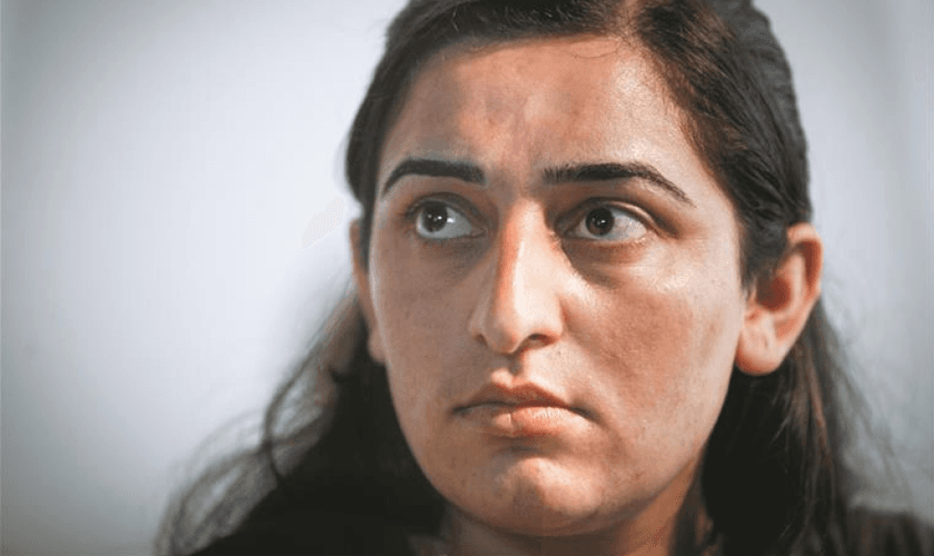 Farida tinha 17 anos quando foi forçada a escravidão sexual pelo EI; mais tarde, ela escapou. (Foto: Reprodução/God Reports)