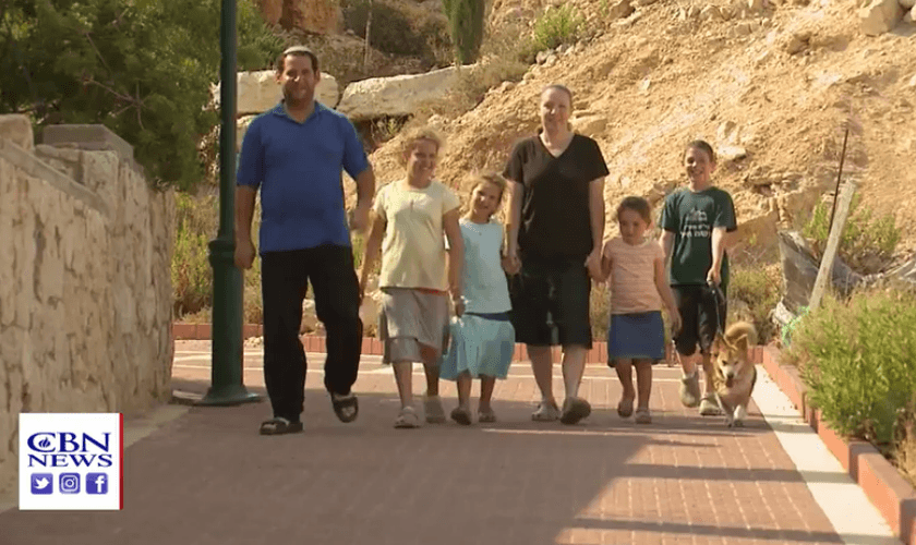 Famílias israelenses em assentamento da Cisjordânia. (Foto: Reprodução/CBN News)