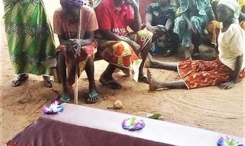Velório de cristãos mortos em ataque recente, na vila de Agom, em Kaduna, Nigéria. (Foto: Morning Star News)
