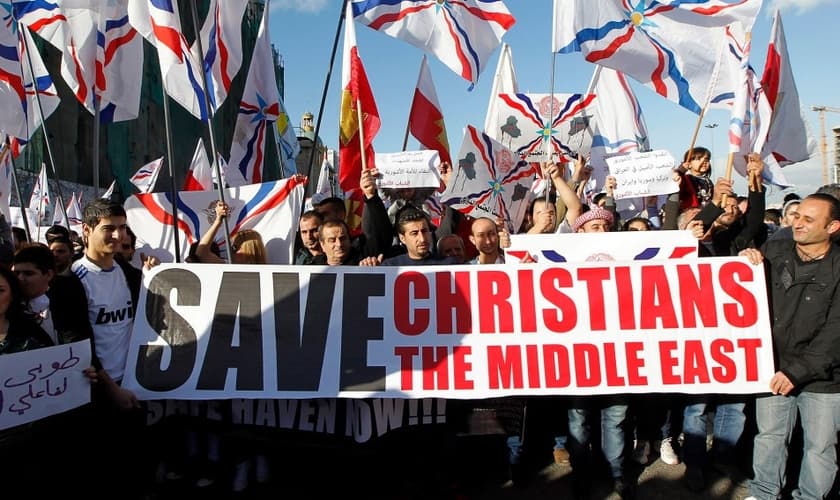 Protestos de cristãos contra perseguição no Oriente Médio em frente à ONU em Beirute. (Foto: Reprodução/EPA)