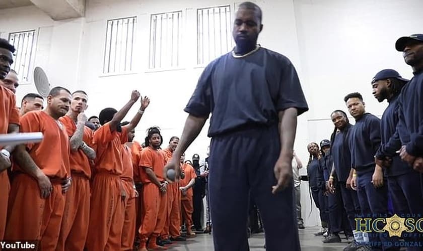 Kanye West se apresentou e pregou para detentos em dois presídios do Texas. (Imagem: Youtube)