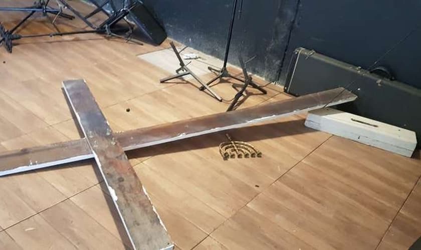 Cruz do interior da igreja foi jogada ao chão. (Foto: Reprodução/YouTube)
