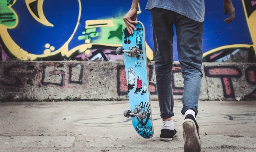 Jovem praticante de skate, um dos esportes que pode aumentar a atividade física entre adolescentes. (Foto: Unsplash)