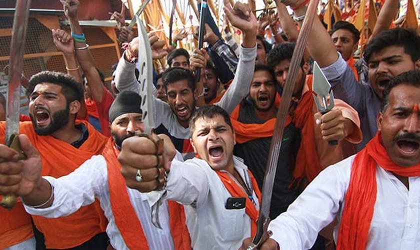 Radicais hindus em posição de ataque. (Foto: Reprodução/India Times)