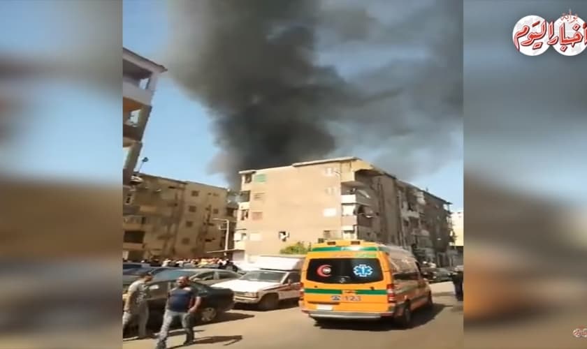 Incêndio em igreja copta, no Egito, foi registrado por cinegrafista amador. (Imagem: Youtube / Reprodução)