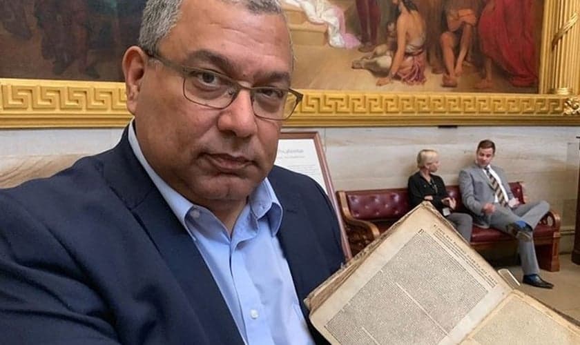 Pastor Lécio Dornas disse que ministrou sobre Isaías 43 à esposa de Gugu. (Foto: Reprodução/Instagram)