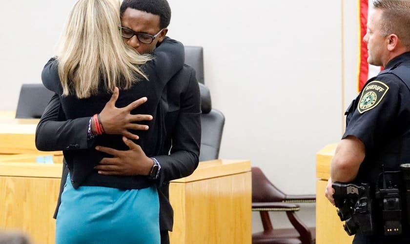 Brandt Jean abraça a assassina de seu irmão, Amber Guyger, durante audiência em Dallas. (Foto: Tom Fox)