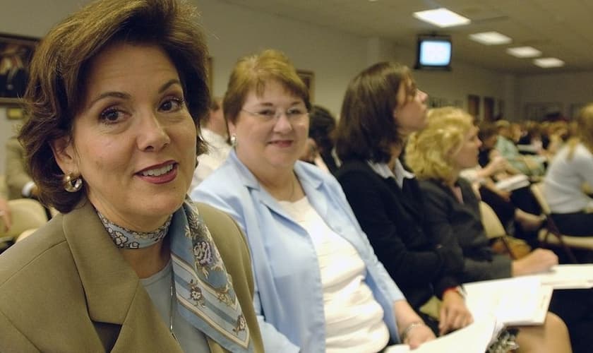 A juíza de paz Dianne Hensley, à esquerda, foi denunciada por se recusar a fazer casamentos homoafetivos. (Foto: AP/Harry Cabluck)