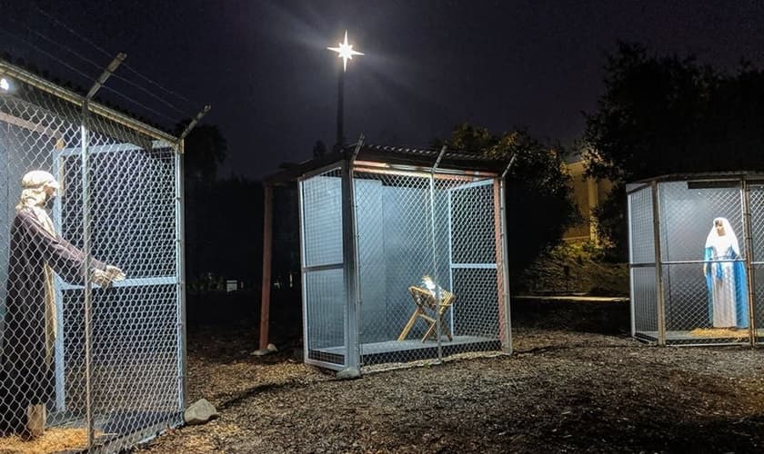 No presépio armado do lado de fora da igreja metodista, José (esquerda), Jesus (centro) e Maria (direita) são separados em jaulas. (foto: Facebook)