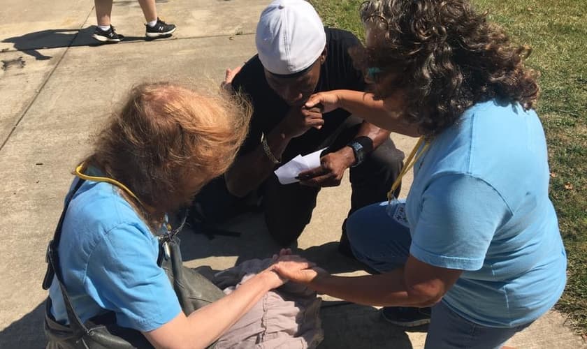 Membros da igreja liderada por Bob e Judy Willard em ação evangelística. (Foto: The Meeting Place Church)