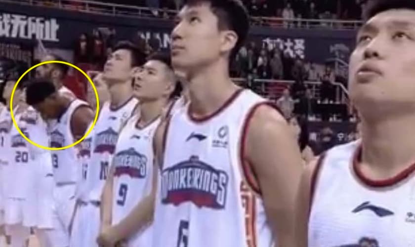 Guerschon Yabusele foi multado por orar em vez de olhar para bandeira da China. (Foto: Reprodução/Twitter)