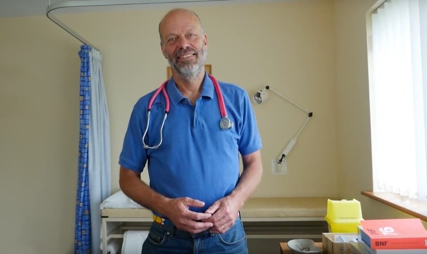 O médico Richard Scott, denunciado por orar com pacientes corria o risco de perder sua licença profissional. (Foto: Reprodução/Christian Headlines)
