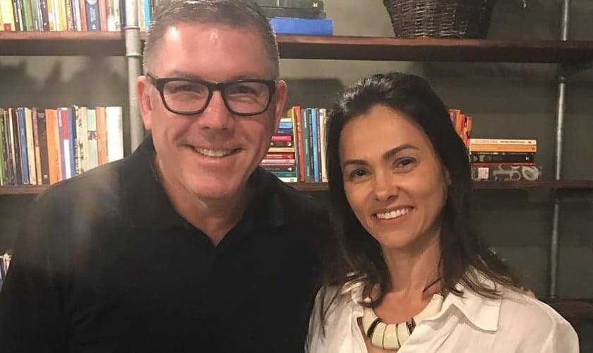 Suzana Alves comemora final de curso de pregação, ao lado do Pr. Ed René Kivitz. (Foto: Reprodução/Instagram)