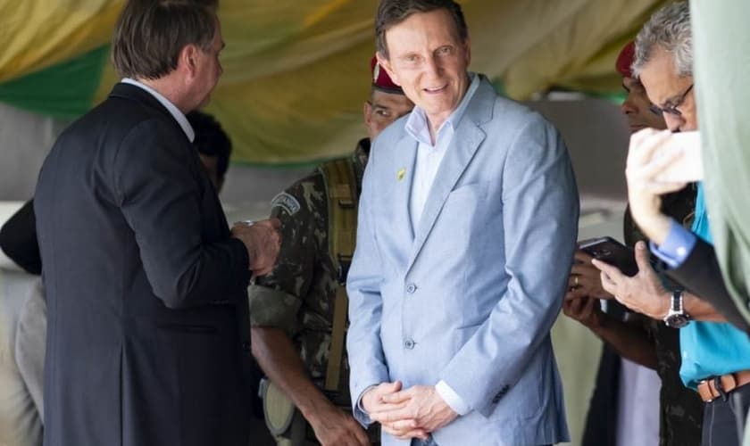 Prefeito do Rio de Janeiro, Marcelo Crivella, com o presidente Jair Bolsonaro na Vila Militar, no Rio de Janeiro. (Foto: Celso Pupo/Fotoarena/Folhapress)