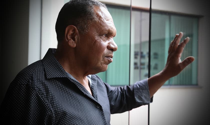 Osvaldo Henrique da Costa decidiu fechar o bar para servir como igreja. (Foto: Renata Paes)