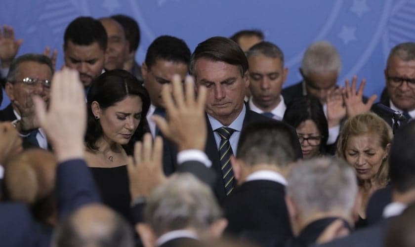 O presidente Jair Bolsonaro e a primeira-dama Michelle participam de um culto de ação de graças no Palácio do Planalto. (Foto: Reprodução/EBC)