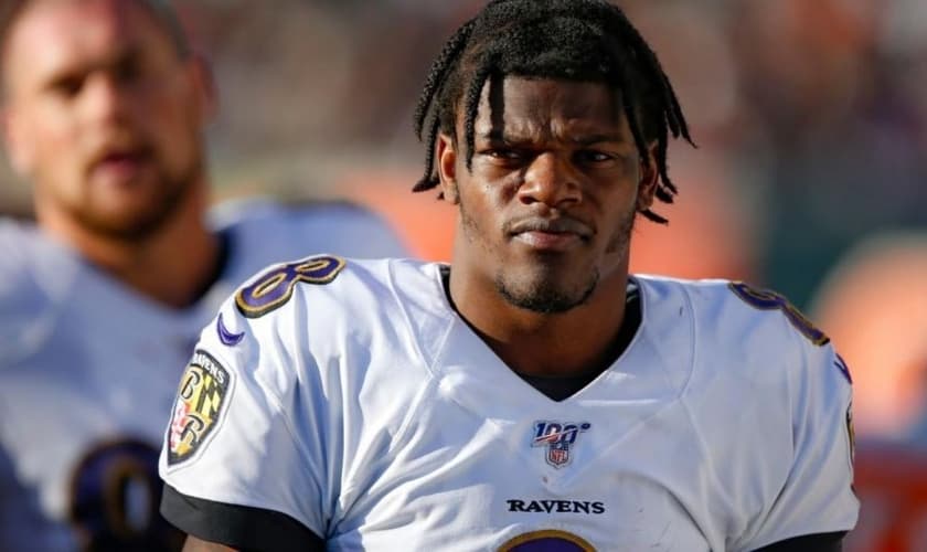 Lamar Jackson está batendo muitos recordes neste ano pelo Baltimore Ravens. (Foto: Fox News)