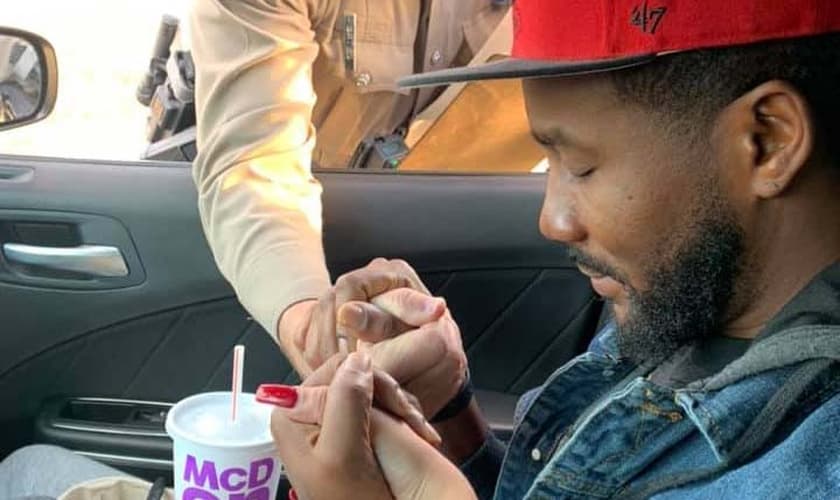 Um casal a caminho de um velório recebeu a compaixão de um policial. (Foto: Reprodução/Facebook)