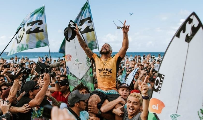 Ítalo Ferreira após vencer o campeonato mundial de surfe. (Foto: Divulgação/WSL)