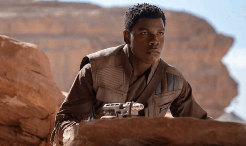 John Boyega em Star Wars. (Foto: Reprodução/Facebook)