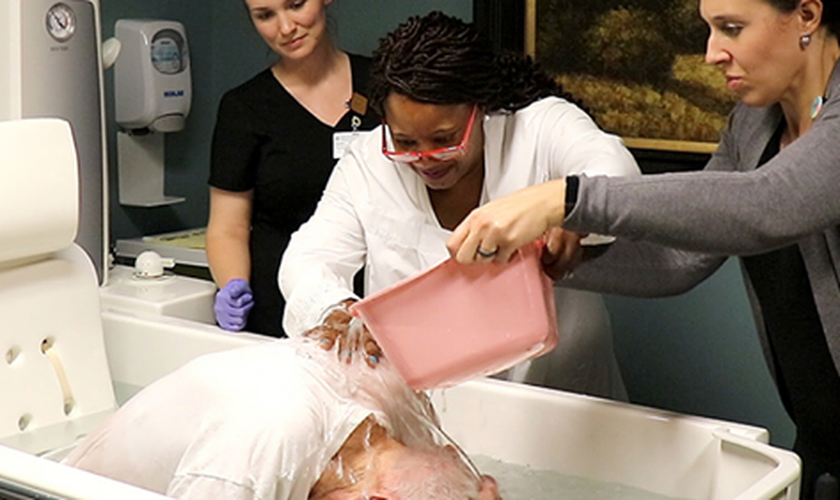 Capelãs batizam o idoso ainda no hospital. (Foto: Reprodução/ Spartanburg Regional Healthcare System)